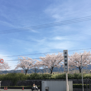 工場から山を眺める