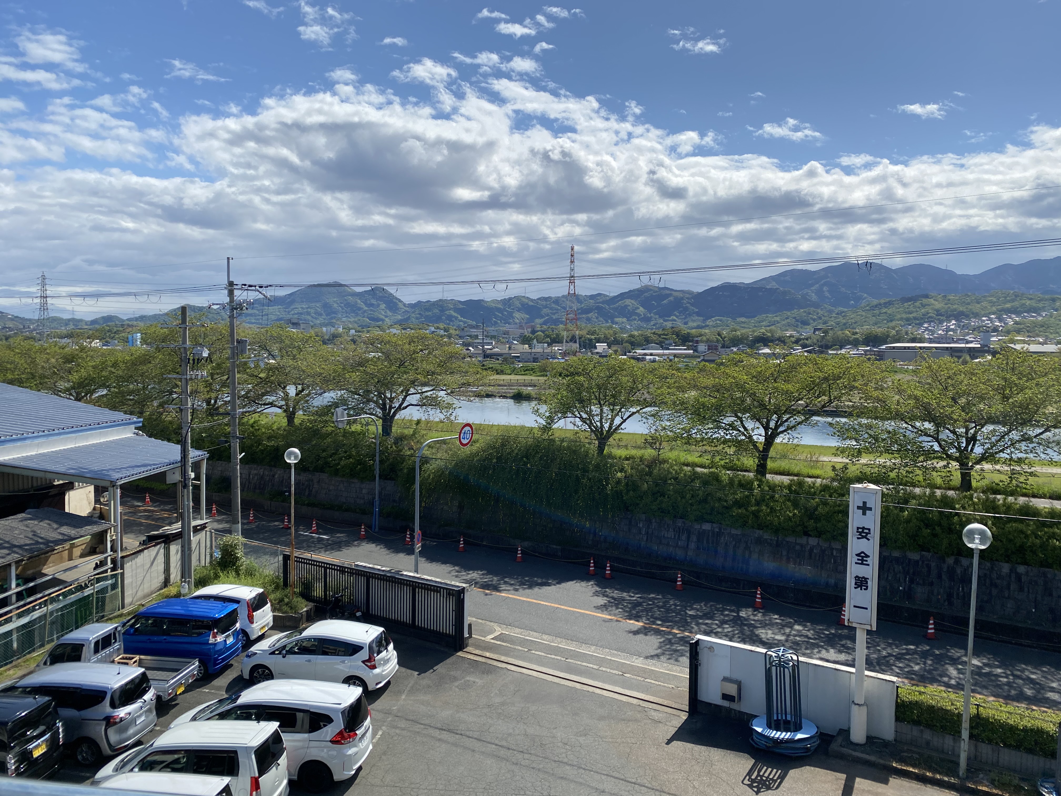 工場の隣の石川が見える